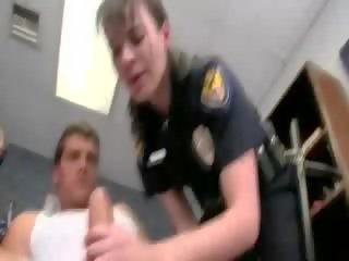 二 警察 互換 doughnuts 為 陽具 吸吮 和 愛 它