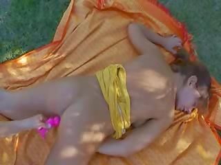 Lesbos necking entuk lips in the grass