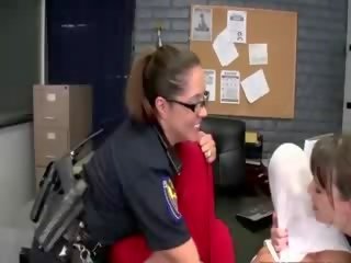 二 警察 吸吮 迪克 上 稅