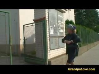 할아버지 seductress 빌어 먹을 에이 좋은 브루 넷의 사람 간호사 제공 입