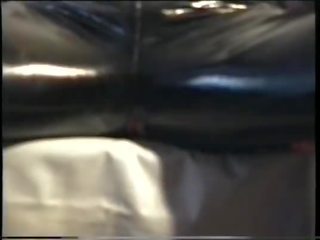 Sperm-traudl ar crotchopen pvc trousers izpaužas a jāšanās bez skūpstošie