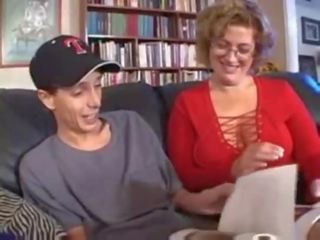 Erwachsene milf lehrt jünger schüler