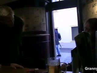 Dronken vrouw is uitgezocht omhoog en geneukt
