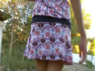 Blondes dhe një brune në the lulishte