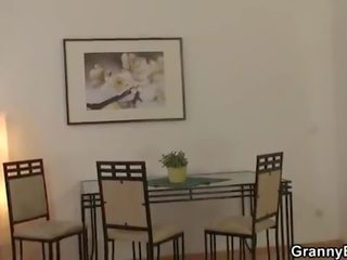 할머니 관광객 도착 고른 올라 과 두드리고