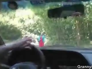 Tua jalan gadis mendapat dipaku di itu mobil oleh sebuah orang asing