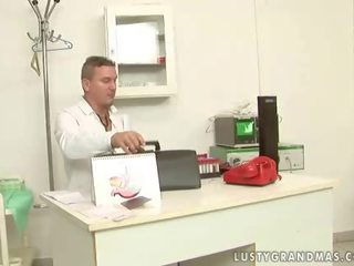 Babunia dostaje pieprzony ciężko przez jej doc