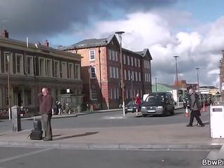 Gbb turist i zgjedhur lart nga rrugë streetwalker