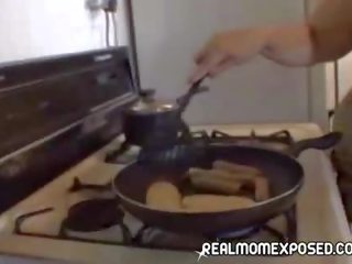 熟女 魅力的な 料理 時間!