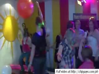 Ελκυστικός νεοσσών αναψυκτικά επί πάρτι