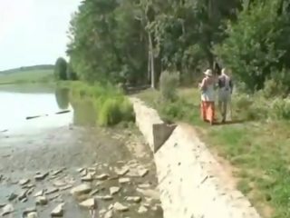 Himokas mummi imevien vanha pietari sisään the metsä
