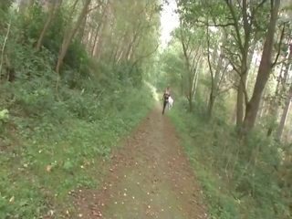 Británica pechugona madura rubia en lingeria