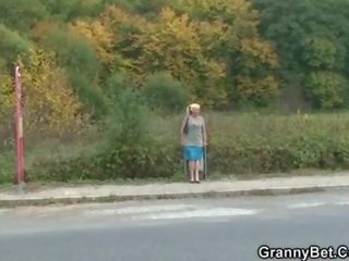 Bunicuta tarfa este ales în sus și inpulit
