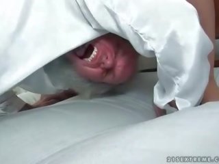 Nana punir et baise une grand-père