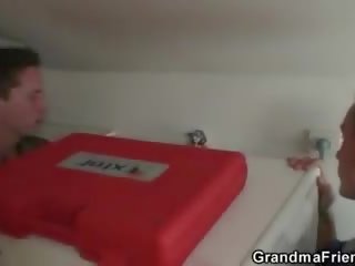 वह देता है ऊपर उसकी पुराना पुसी