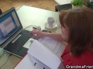 Grown ông chủ mất số hai gà trống tại văn phòng