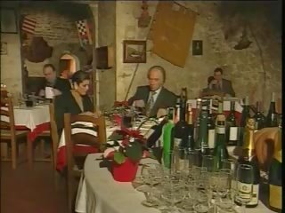 Ωραίος ιταλικό ώριμος/η κεράτωμα σύζυγος επί restaurant