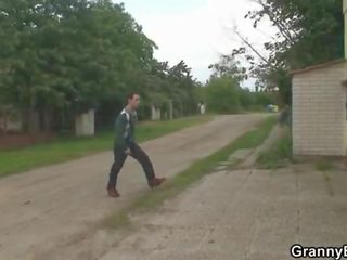 Vientuļš vecmāmiņa pleases a pilnīgi svešinieks