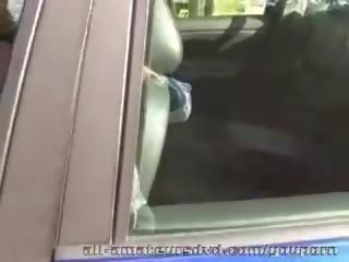 Full-blown më të vjetër grua dhe 2 striplings publike 