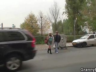 Dun oma prostituee neemt groot piemel van achter