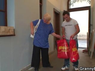 Mbledhje lart dhe qirje bjonde gjysh nga prapa