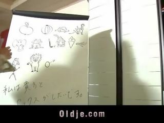 Muda warga asia diskrukan oleh lama stripling