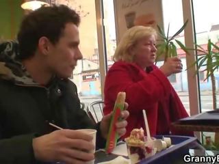Muda tiang picks naik besar nenek di kafe