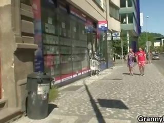 Oud straat meisje is uitgezocht omhoog en geneukt
