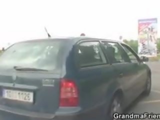 Două tipi alege în sus smashing bunica și șurub exterior