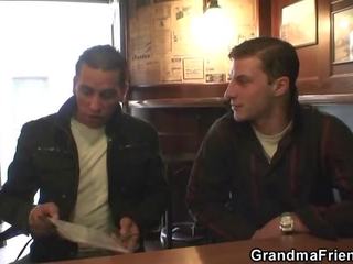 Кутілі granma є picked вгору для старий трійця
