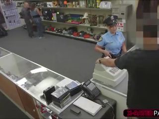 合意 警察 军官 希望 到 pawn 她的 stuff 结束 向上 在 该 办公室