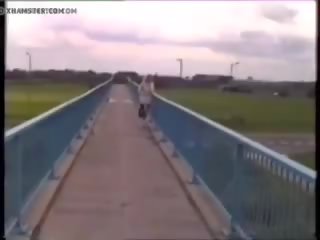 Prime ginintuan ang buhok hubad sa ilalim coat walking sa overbridge.