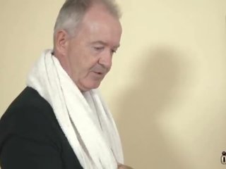 Підліток з зухвала смокче губи трахає дідусь жорсткий і отримує кінчання на обличчя кінчання
