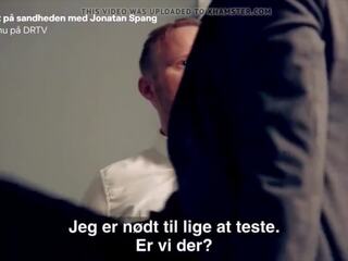 丹麦的 ripened ditte hansen pretends 到 舔 乳头 在 skit
