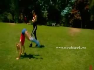 Blondie at smart harlot makakakuha ng nakatali pataas gagged at napahiya sa pamamagitan ng a dominating buhok na kulay kape