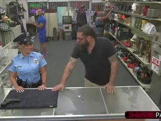 Sexy politie femeie vrea pentru pion ei weapon și capete în sus inpulit de shawn