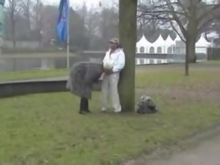 Gemuk germans matang menghisap dalam awam