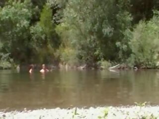 Naturist perfected pár na the řeka, volný špinavý klip f3