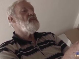Gammel unge - stor johnson bestefar knullet av tenåring hun licks tykk gammel mann phallus